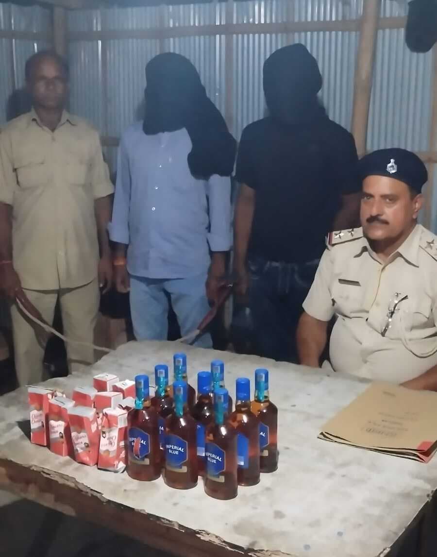 पांच लीटर विदेशी शराब के साथ दो तस्कर गिरफ्तार, बाइक जब्त