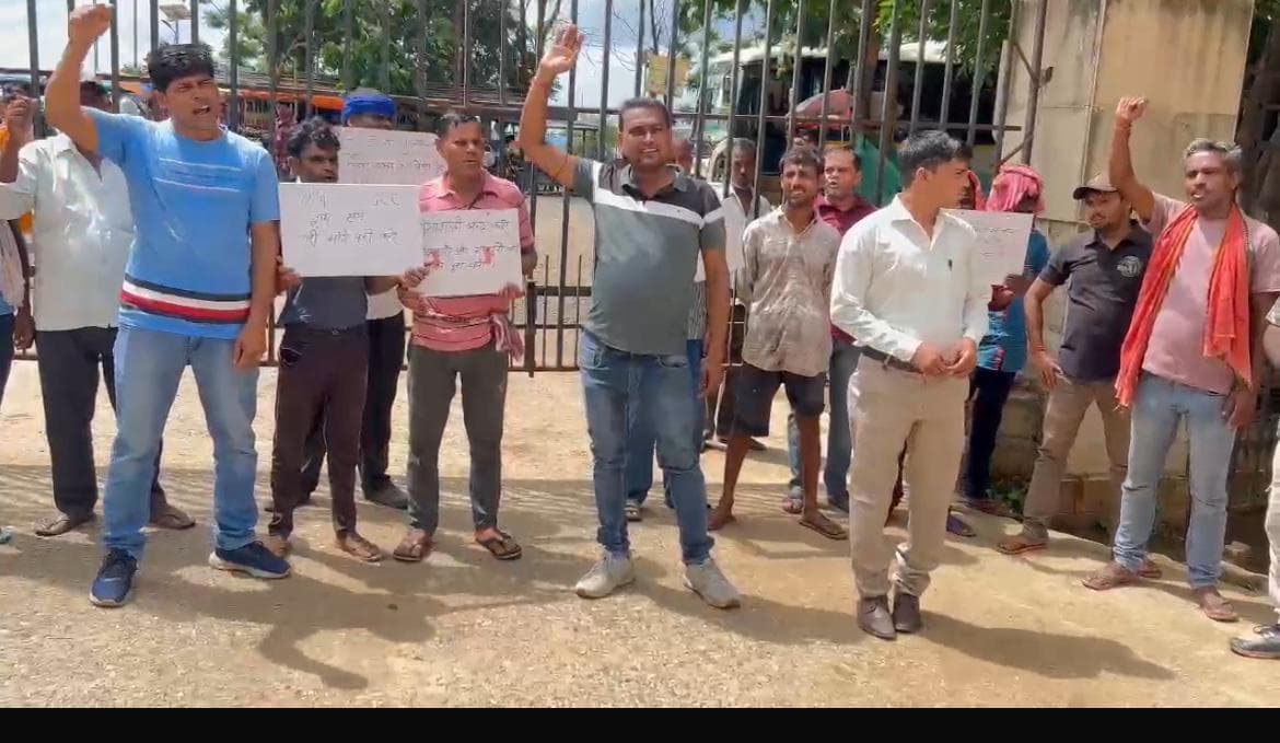 Deoghar news : मजदूरी के भुगतान की मांग को लेकर छोटे ठेकेदारों व मजदूरों ने किया धरना-प्रदर्शन