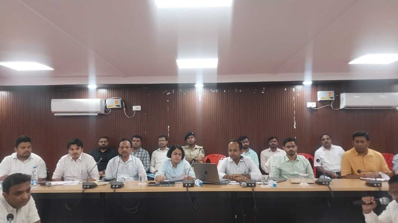 योजनाओं को धरातल पर प्रभावी रूप से उतारें : डीएम