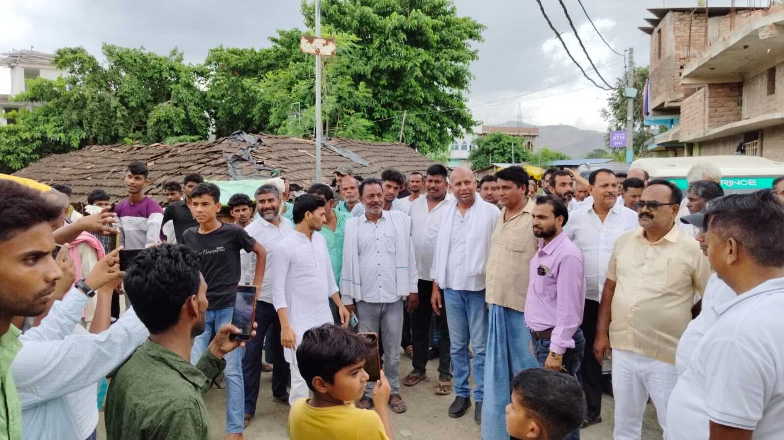 दो मजदूरों की मौत के बाद परिजनों को संतावना देने पहुंचे विधायक