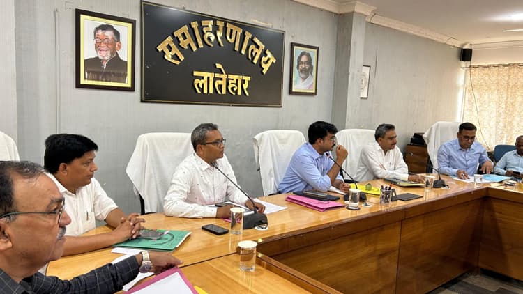 निर्माणाधीन भवनों को करें पूर्ण: डीसी