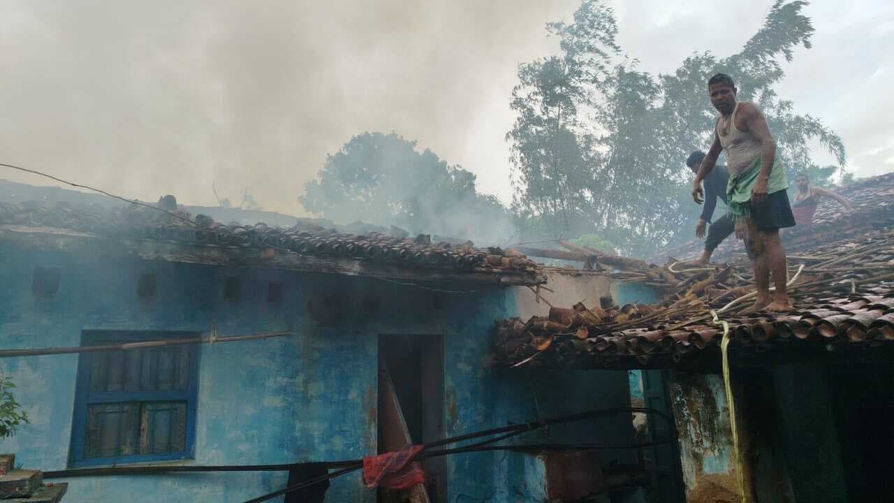 Deoghar news : घर में अचानक लगी आग, गृहस्वामी का लाखों के नुकसान का दावा