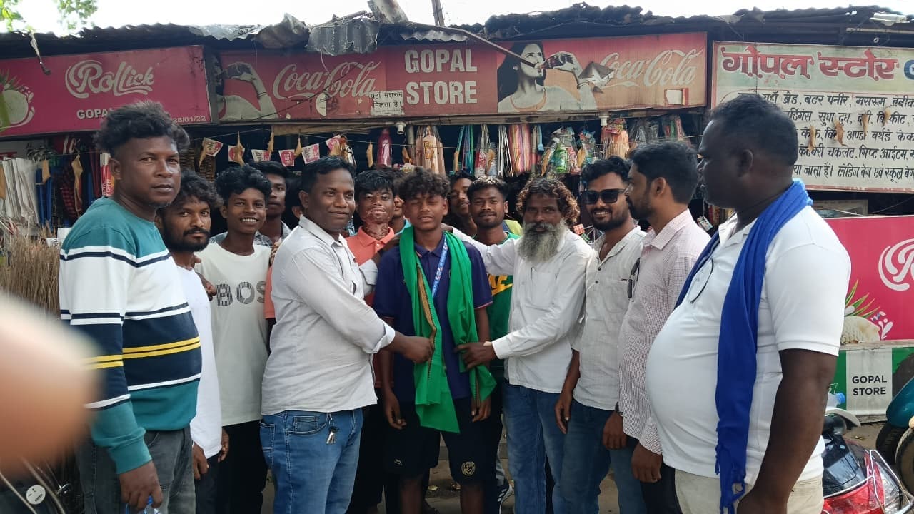 jamshedpur youth footballer sagun baskey: शहर के उभरते हुए फुटबॉलर सगुण हुए सम्मानित