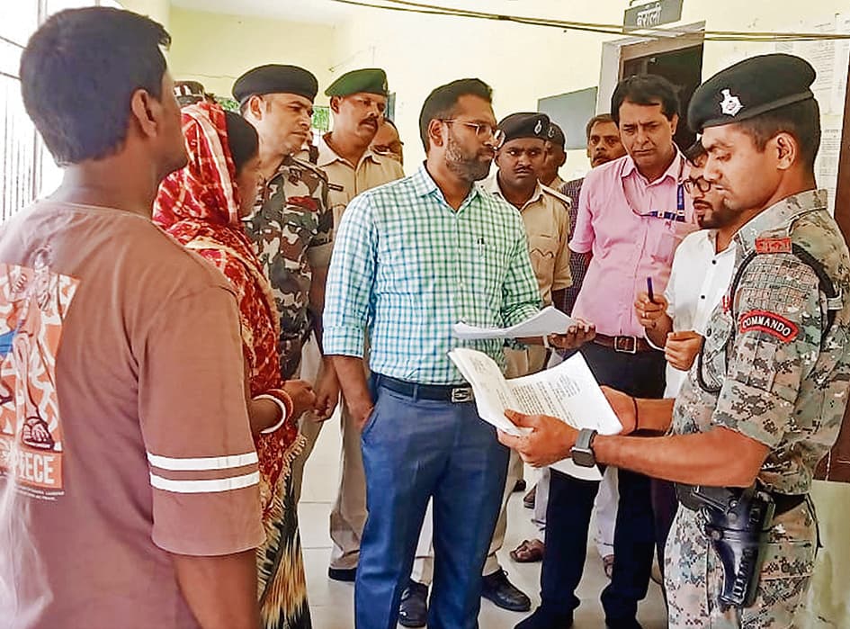 Gopalganj News  : बरौली पहुंचे डीएम, सभी विभागों का किया औचक निरीक्षण, दिये कई निर्देश