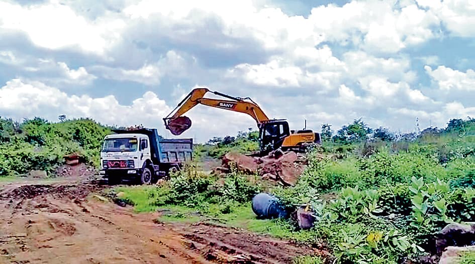 खुली खदान में मिट्टी कटाई की इसीएल से शिकायत