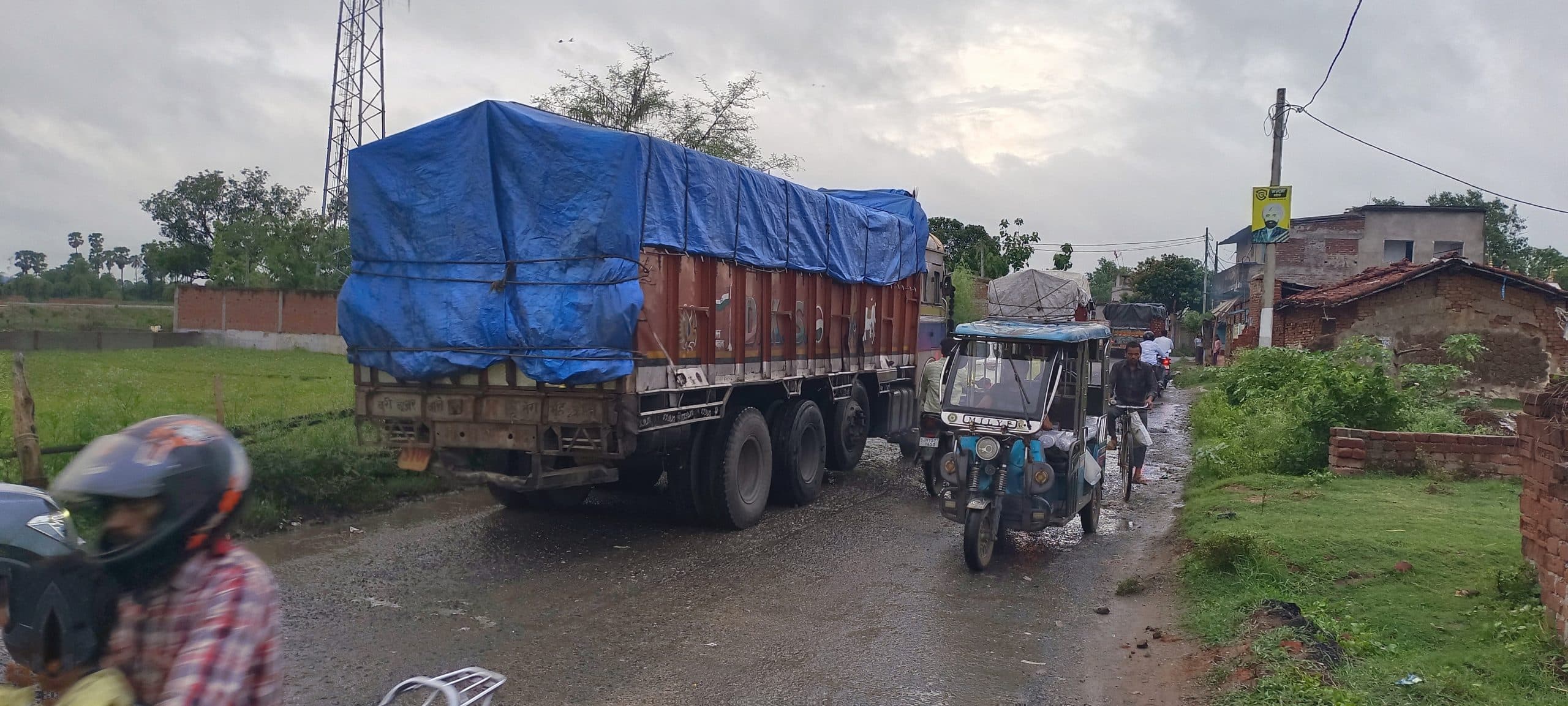 Deoghar News : सड़क किनारे नाले में फंसा ट्रक, घंटों सड़क जाम