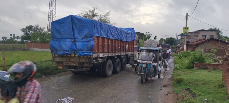 Deoghar News : सड़क किनारे नाले में फंसा ट्रक, घंटों सड़क जाम