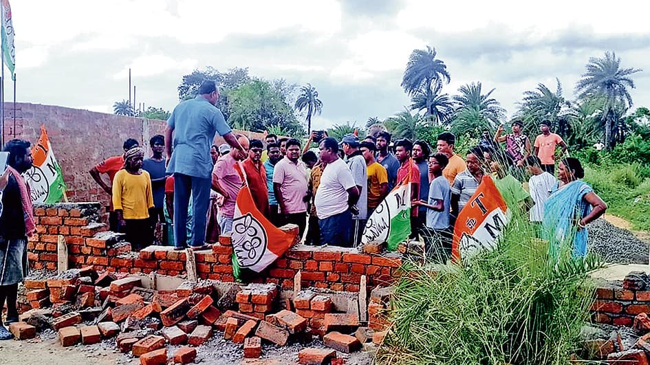अंडाल में सड़क घेरने को लेकर ग्रामीणों का आक्रोश, दीवार का हिस्सा तोड़ा