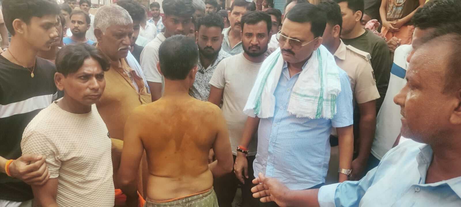 Aurangabad News : चरण बाजार में पुलिस का दिखा रौद्र रूप, रात में कई घरों के तोड़े दरवाजे