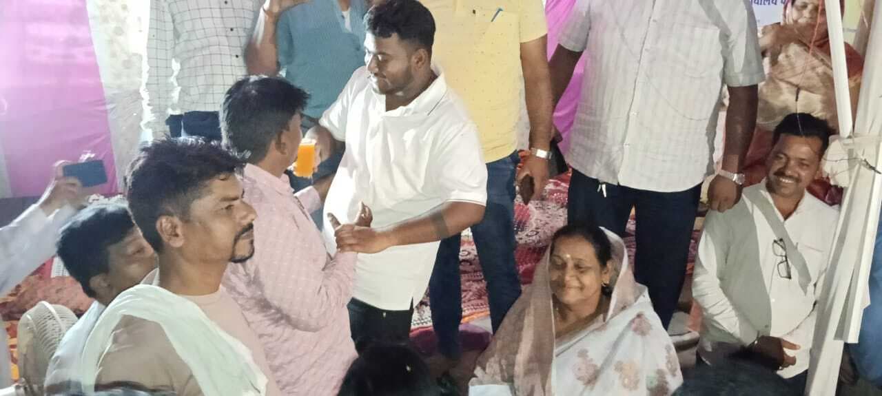 Giridih News: बेबी देवी के आश्वासन पर मुखिया व पूर्व मुखिया ने समाप्त किया हड़ताल