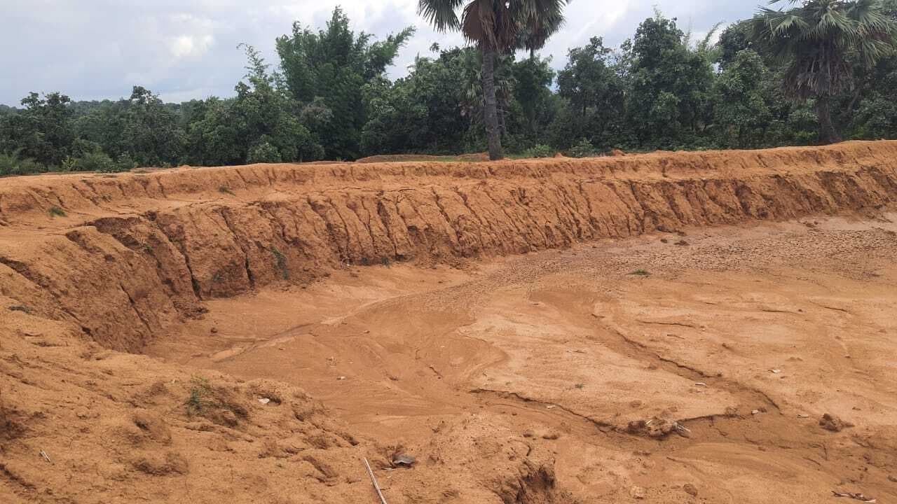 कटोरिया में मनरेगा के खेत पोखरी का चकनाचूर है अधिकांश बोर्ड