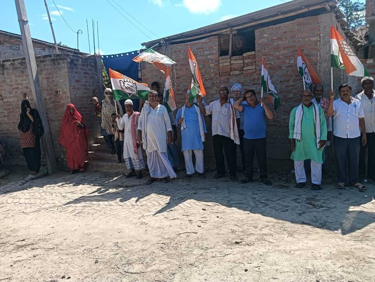 Madhubani News : कांग्रेस नेता ने गांव का भ्रमण कर हर घर लगाया तिरंगा झंडा