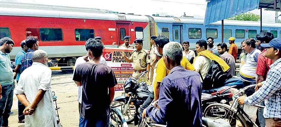 नियम तोड़ने पर बर्नपुर स्टेशन से चार लोग गिरफ्तार