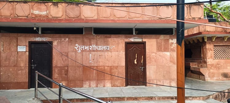 Gaya News : ब्रह्मसत तालाब के डीलक्स शौचालय में हमेशा लटका रहता है ताला