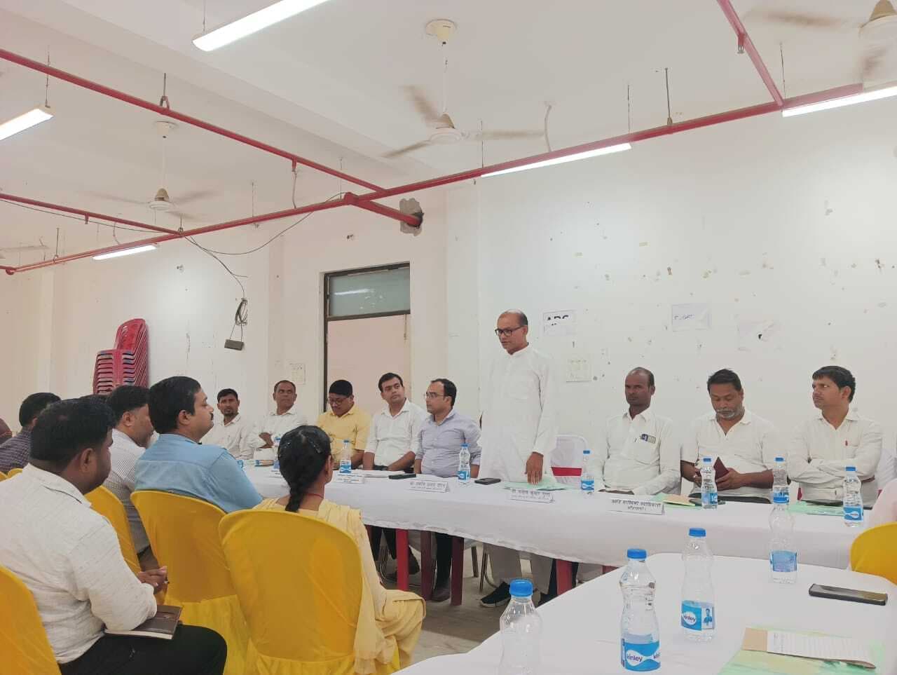Motihari: गहमागहमी के बीच हुई बीस सूत्री समिति की बैठकछौड़ादानो. प्रखंड बीस-सूत्री समिति की प्रथम बैठक गुरुवार को प्रखंड कार्यालय के सभागार में गहमागहमी के बीच सम्पन्न हुई. अपेक्षा के अनुरूप पहली हीं बैठक में सदस्यों ने प्रखंड के विभिन्न विभागों में फैले भ्रष्टाचार का मुद्दा जोरदार ढंग से उठाया. ग्रामीण आवास योजना में व्याप्त भ्रष्टाचार को लेकर समिति के सदस्यों में काफी नाराजगी देखने को मिली. सदस्यों ने आरोप लगाया की आवास सहायक लाभुकों से फोटोग्राफी करने के नाम पर प्रति लाभुक तीन हजार रुपये की अवैध वसूली कर रहे हैं. मकान का वेरिफिकेशन के नाम पर भी आवास सहायकों द्वारा बड़ी रकम की वसूली की जाती है. समिति के अध्यक्ष रामदेव यादव ने वित्तीय वर्ष 2024-25 के आवास की सूची उपलब्ध कराने की मांग की. मकान वेरिफिकेशन की कॉपी की भी मांग की गई. सदस्यों ने आपूर्ति विभाग पर भी गंभीर आरोप लगाए. सदस्यों का कहना था कि बिहार सरकार की अति महत्वाकांक्षी मुख्यमंत्री सात निश्चय योजना के तहत संचालित नल-जल योजना प्रखंड क्षेत्र मे धाराशाई हो चुका है. इस भीषण गर्मी में भी गांव के लोग शुद्ध पेय जल के एक–एक बूंद के लिए तरस रहे हैं. पंचायती राज पदाधिकारी से सदस्यों ने पूछा कि नाली निर्माण में एक ईंट की जोड़ाई कर मुखिया लोग राशि की निकासी कैसे कर ले रहे हैं. नाली निर्माण का एस्टीमेट सार्वजनिक क्यों नहीं किया जा रहा है. बैठक में प्रखंड मुख्यालय स्थित कश्तूरबा विद्यालय के भवन निर्माण में मानक के अनुरूप कार्य नहीं होने और घटिया लोकल मैटेरियल के प्रयोग का मामला भी उठाया गया. वहीं नरकटिया में मनरेगा के तहत निर्मित पूल पर कम मिट्टी डालने को लेकर भी सदस्यों ने प्रश्न किया. मौके पर बीडीओ वासिक हुसैन, सीओ ऋषभ सिंह यादव, कार्यक्रम पदाधिकारी हंसनाथ साह, आपूर्ति पदाधिकारी लाडली मधुकर सहित विभिन्न विभागों के अधिकारी मौजूद थे. वहीं बैठक में समिति के उपाध्यक्ष मनोज कुमार गुप्ता, ज्योतिनारायण चौधरी, हरेराम पाण्डेय, अजय सिंह, महेश कुशवाहा, पूर्व मुखिया अमानुल्लाह अंसारी, खूश्बू देवी, रामकुंवर राम, रंजीत कुमार तथा शम्भू चौधरी आदि ने भाग लिया.