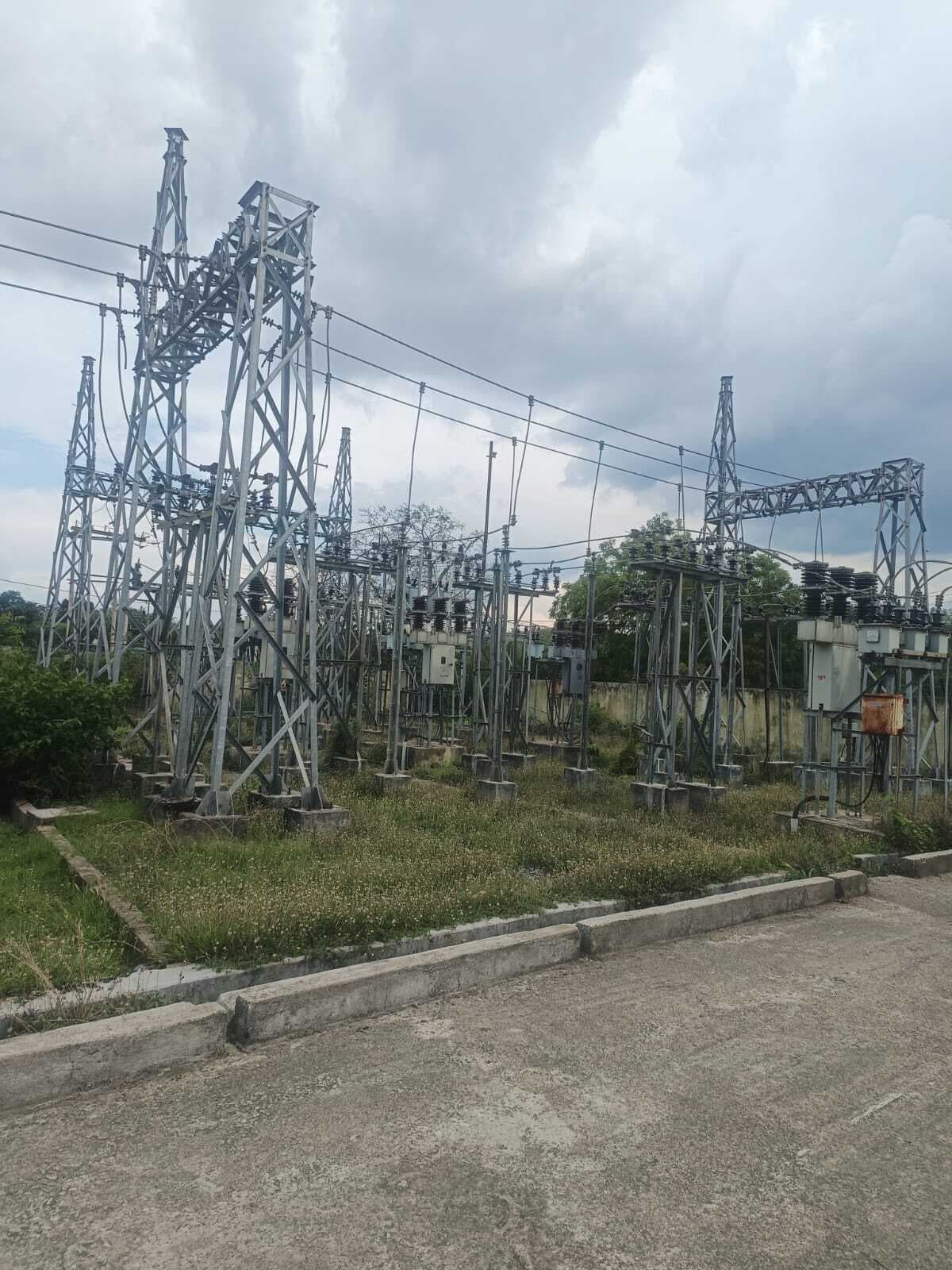 Giridih News: बिना सुरक्षा किट के जान जोखिम में डालकर फॉल्ट ठीक करते हैं विद्युत संविदा कर्मी