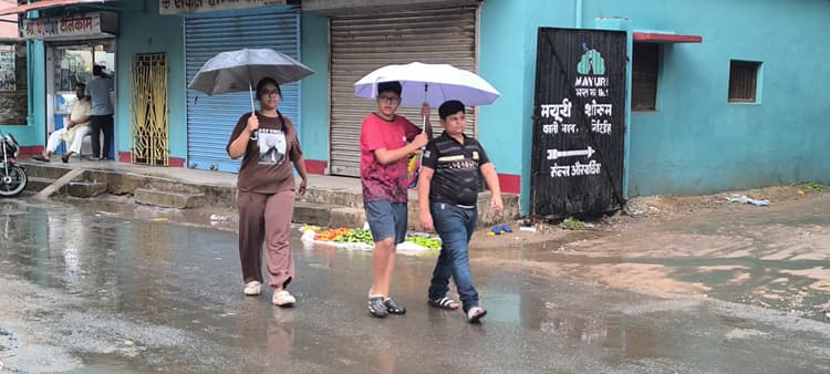 Giridih News :गिरिडीह में दिन भर बदलता रहा मौसम, बारिश से लोग रहे परेशान