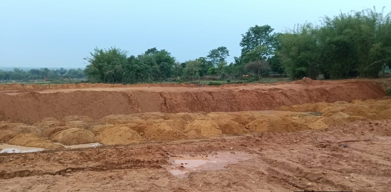Giridih News :भू संरक्षण विभाग ने सरकारी जमीन के बदले रैयती जमीन पर बना दिया तालाब