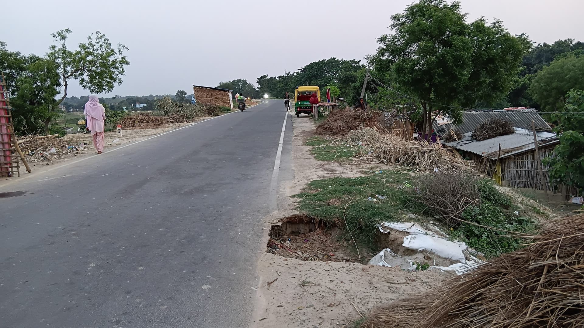 Madhubani News : कमला नदी तटबंध सह सड़क पर बना रेनकट, हादसे की आशंका