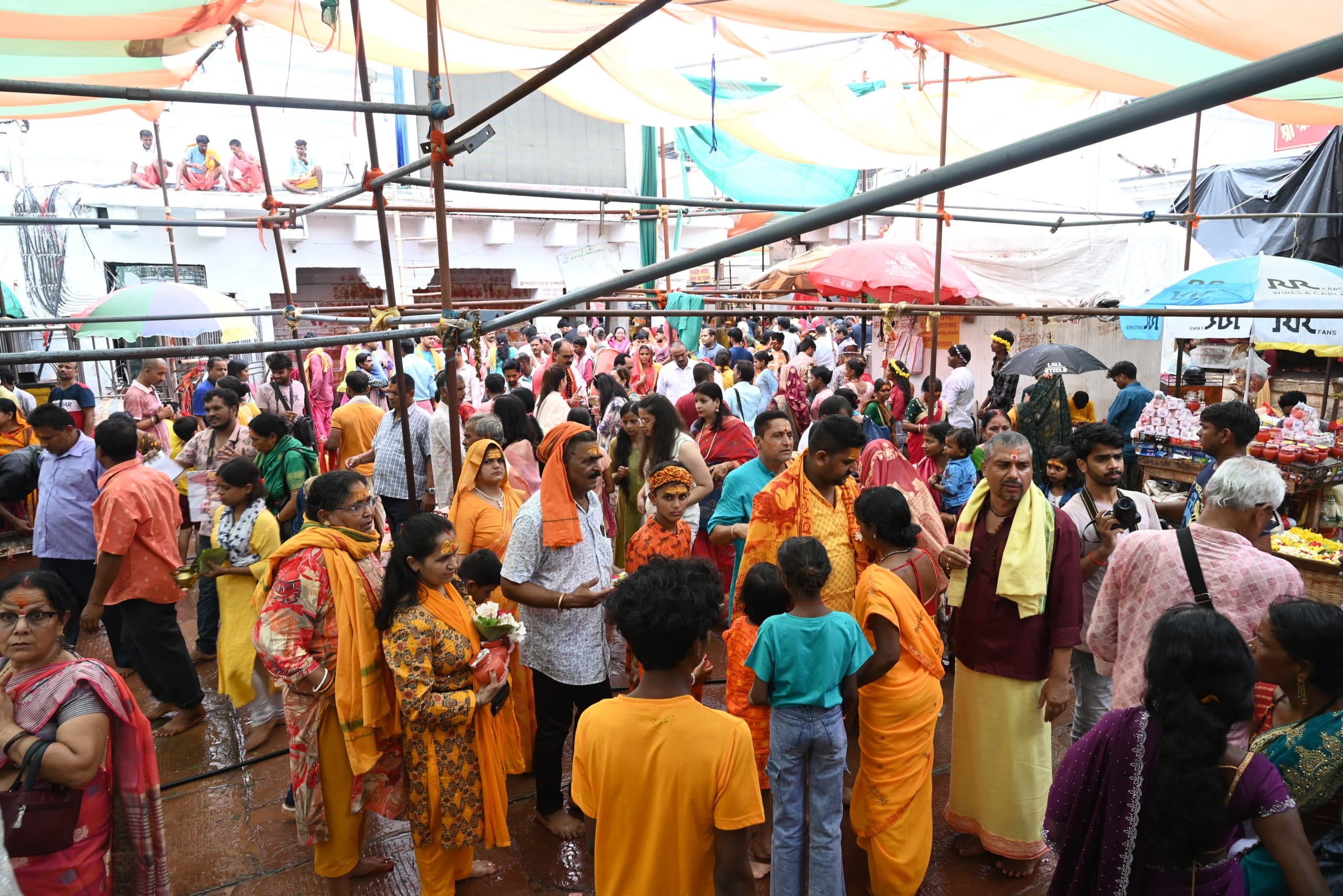 Deoghar News : बाबा मंदिर में उमड़ा श्रद्धा का सैलाब, उपनयन-मुंडन के शुभ मुहूर्त के कारण रही गहमागहमी