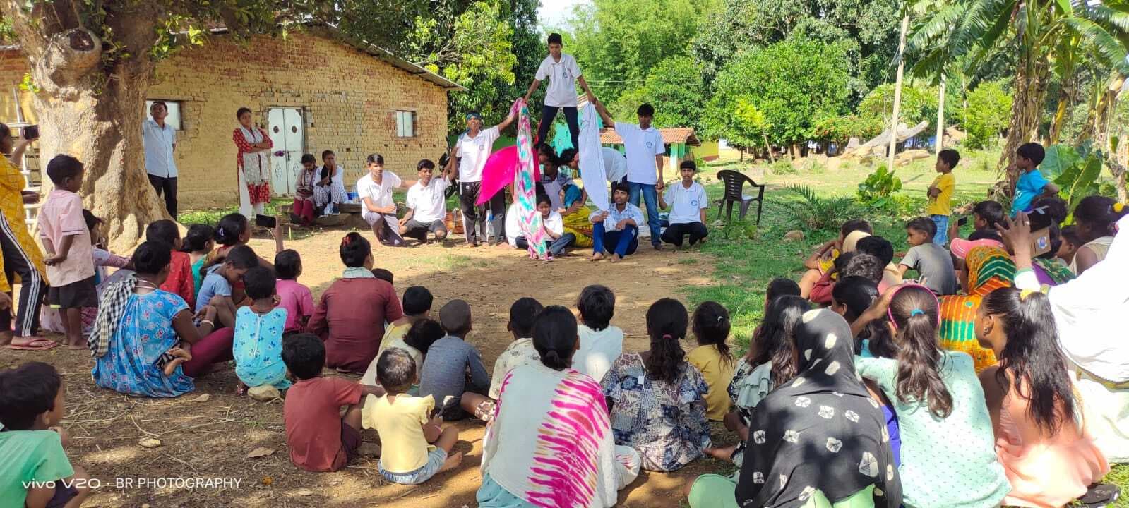 Seraikela Kharsawan News : ग्रामीणों ने बाल विवाह, श्रम, तस्करी और ड्रॉप आउट का दुष्परिणाम जाना