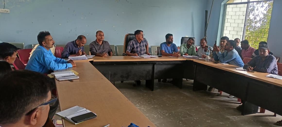 राशि लेकर आवास नहीं बनाने वाले लाभुकों पर करें कार्रवाई : बीडीओ