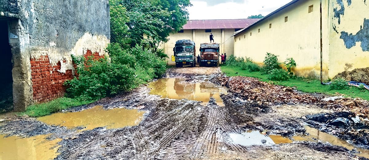 Chaibasa News : अनाज गोदाम जाने वाली सड़क जर्जर, विभाग को सुध तक नहीं