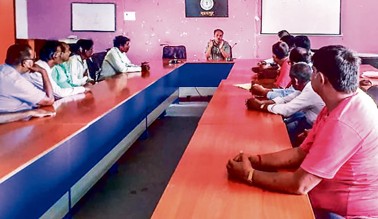 Chaibasa News : कार्डधारियों को तीन महीने का राशन एक साथ मिलेगा : सीओ