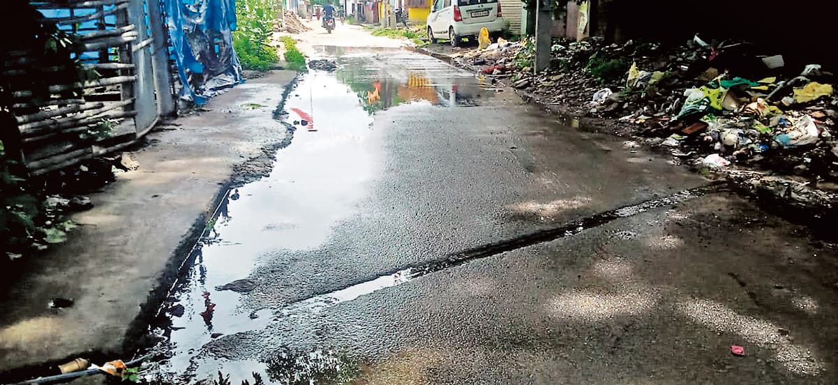 Chaibasa News : सफाई नहीं होने से जल निकासी ठप, सड़क पर बह रहा नाली का पानी