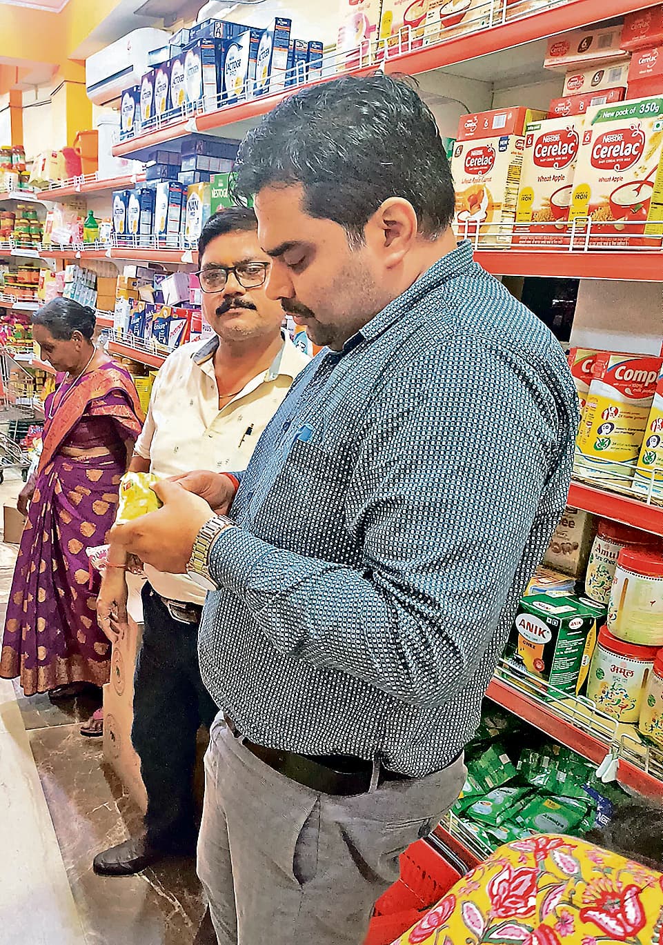 Chaibasa News : खाद्य सुरक्षा पदाधिकारी ने शहर की दुकानों व होटलों में की जांच