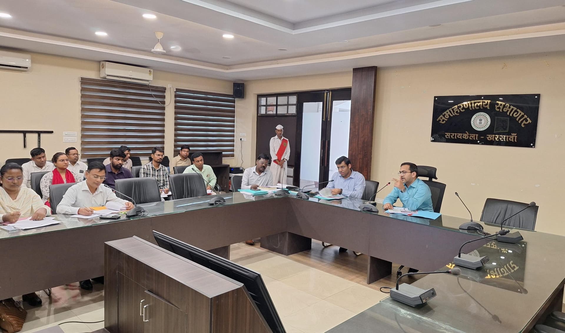 Seraikela Kharsawan News : लंबित योजनाओं को समय पर पूरा करें : उपायुक्त