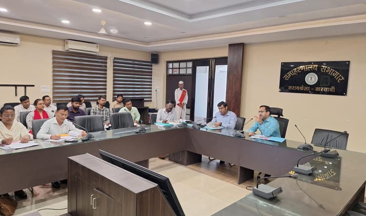 Seraikela Kharsawan News : लंबित योजनाओं को समय पर पूरा करें : उपायुक्त