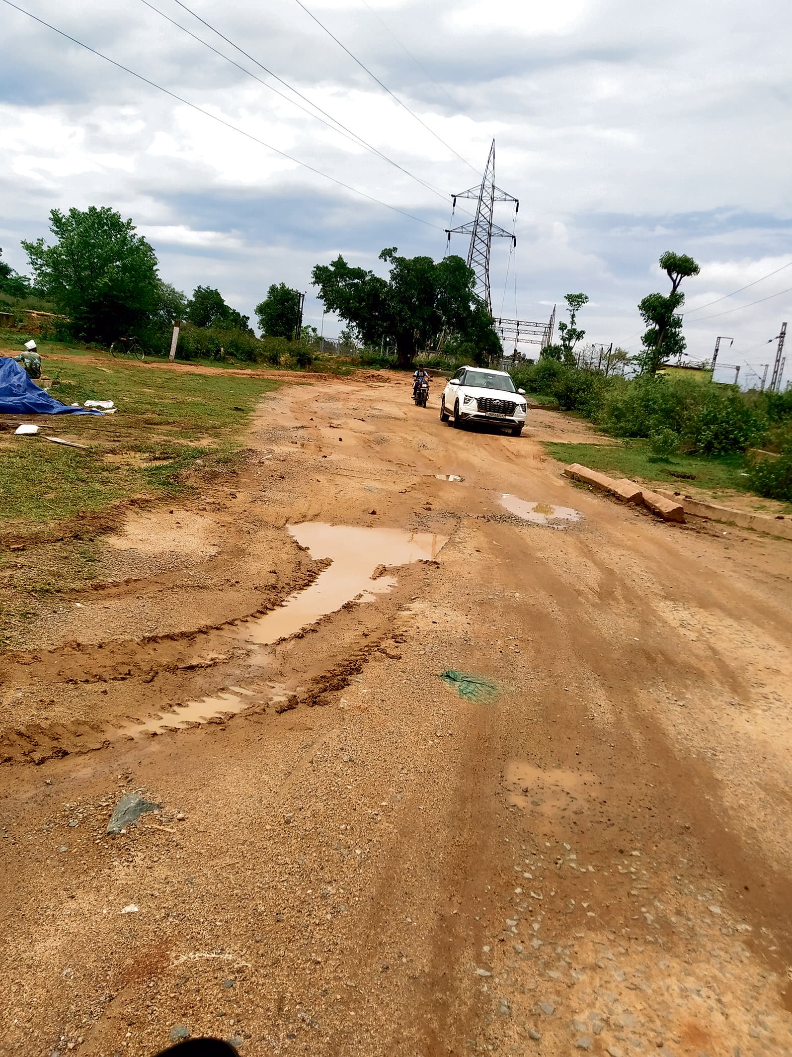 Chaibasa News : बारिश में टापू बन जाता है हाटगम्हरिया, लोग परेशान