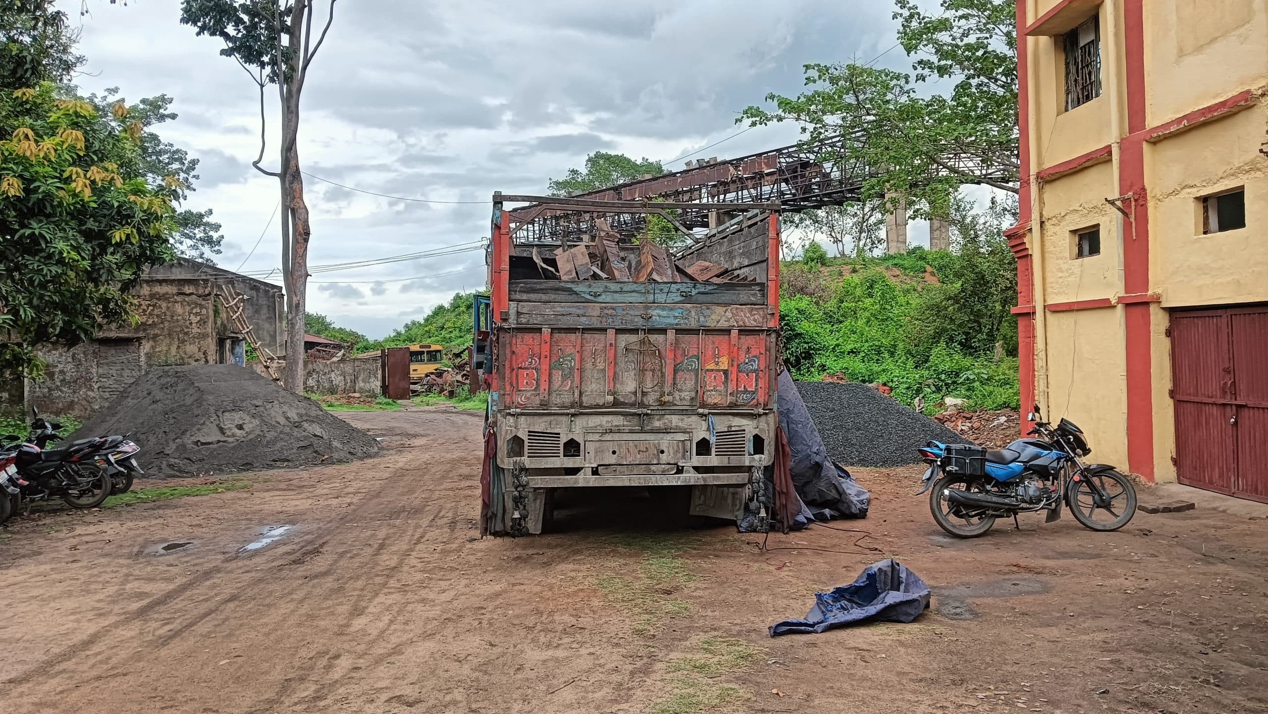 Bokaro News : आउटसोर्सिंग कंपनी का लोहा लदा ट्रक पकड़ाया, जांच शुरू