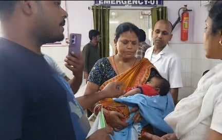ढाई माह की बच्ची को डोज से अधिक खुराक देने का आरोप, परिजनों का हंगामा