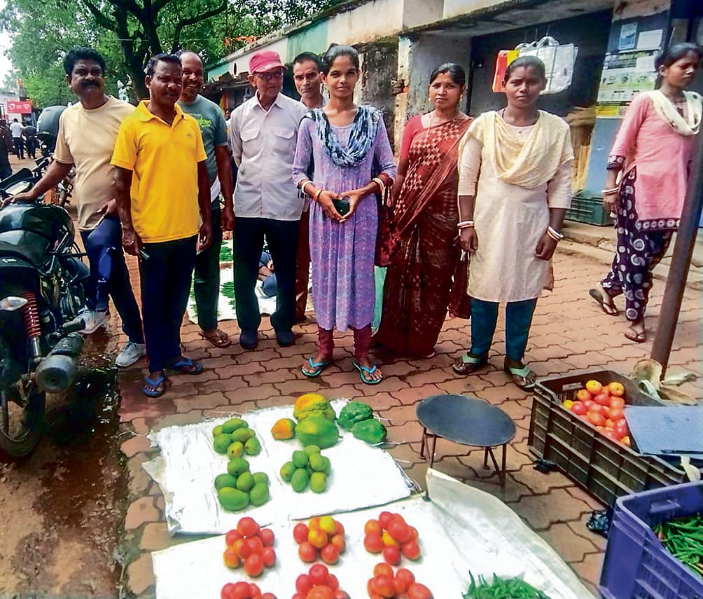 Chaibasa News : शेड पर दबंगों ने जमाया कब्जा, ग्रामीणों को उत्पाद बेचने के लिए नहीं मिल रहा स्थान