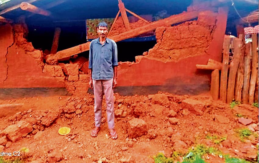 Chaibasa News : हाथी ने तीन घरों को तोड़ा, दीवार में दबी युवती घायल