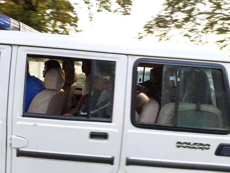 खगड़ा रेड लाइट एरिया से पुलिस ने पांच महिलाओं समेत 11 लोगों को किया गिरफ्तार