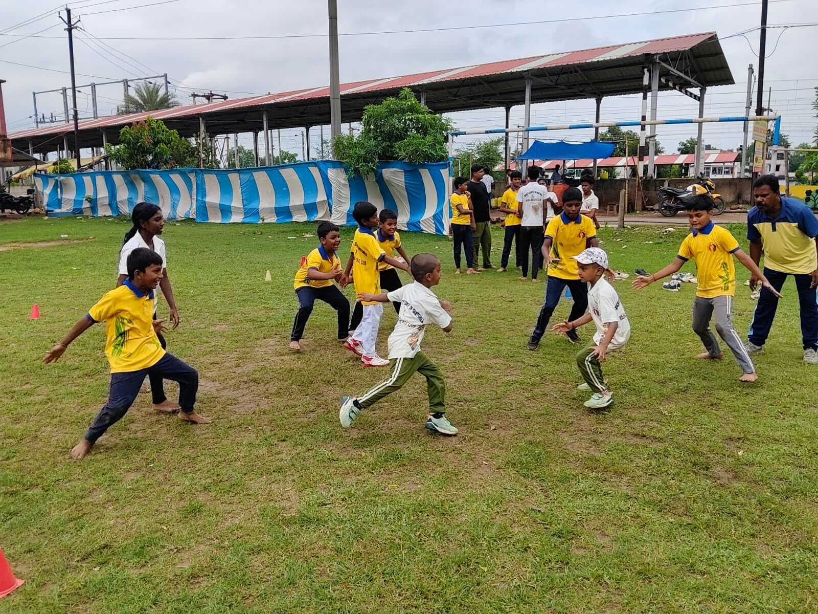 East Singhbhum News : बीसीसीआइ के कोच से बच्चों  ने सीखीं क्रिकेट की बारीकियां