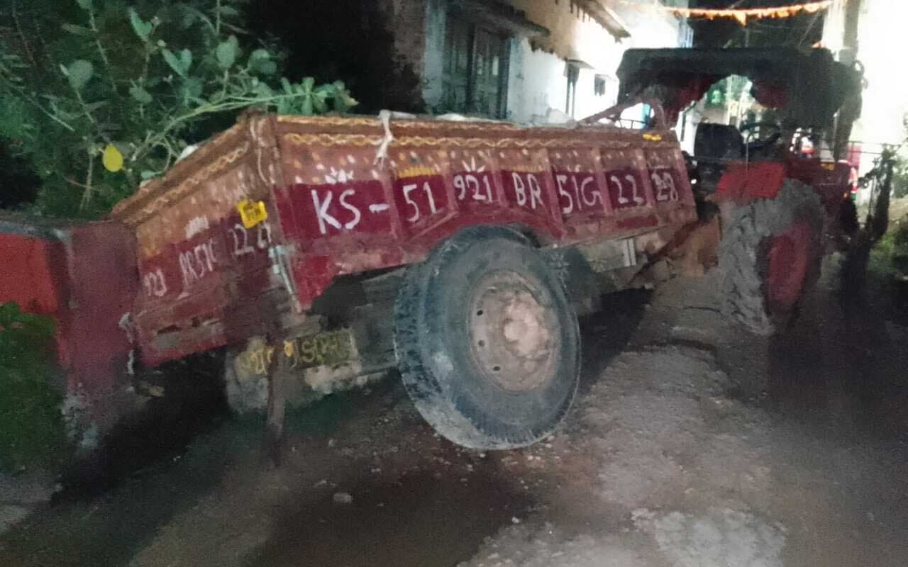 मारवाड़ी टोला में बालू लदा ट्रैक्टर दुर्घटनाग्रस्त