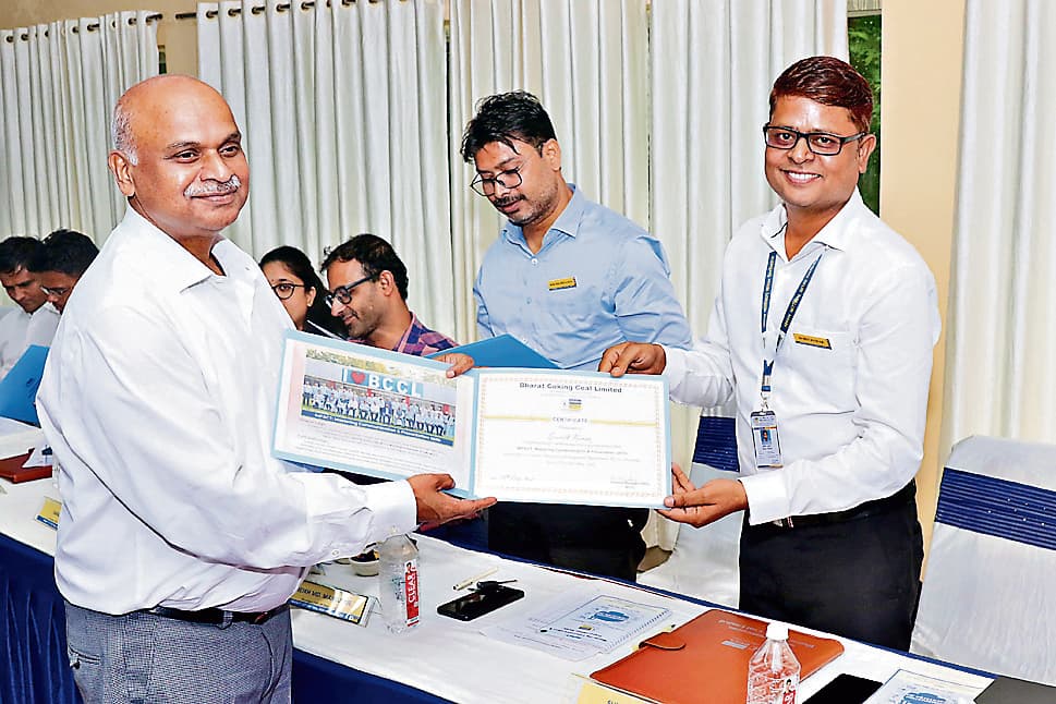 Dhanbad News: प्रभावशाली संवाद व नेतृत्व विकास के लिए प्रशिक्षण जरूरी : रमैया