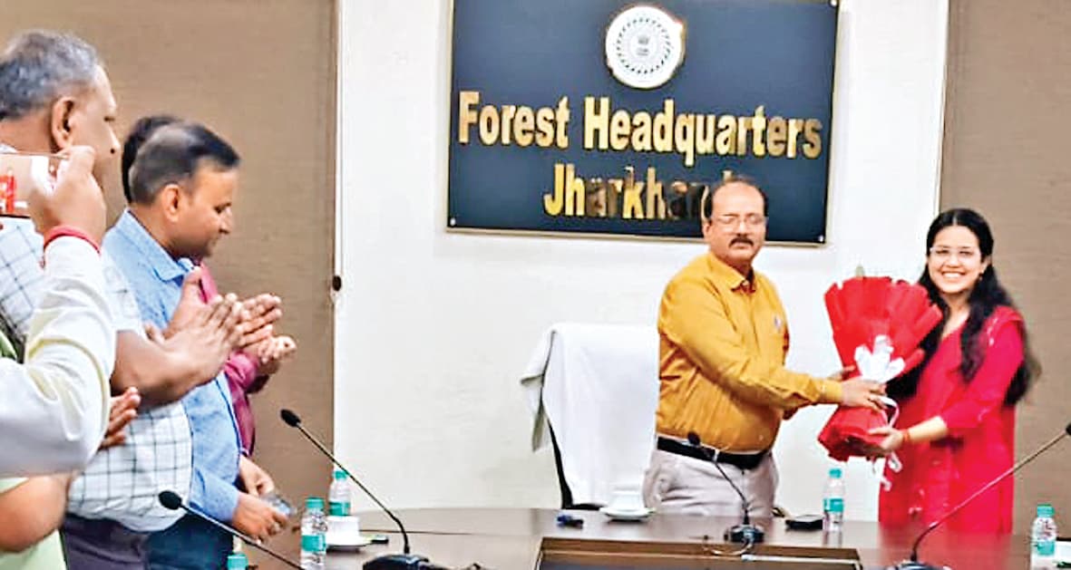 Ranchi news : कनिका अनव को पीसीसीएफ हॉफ ने किया सम्मानित