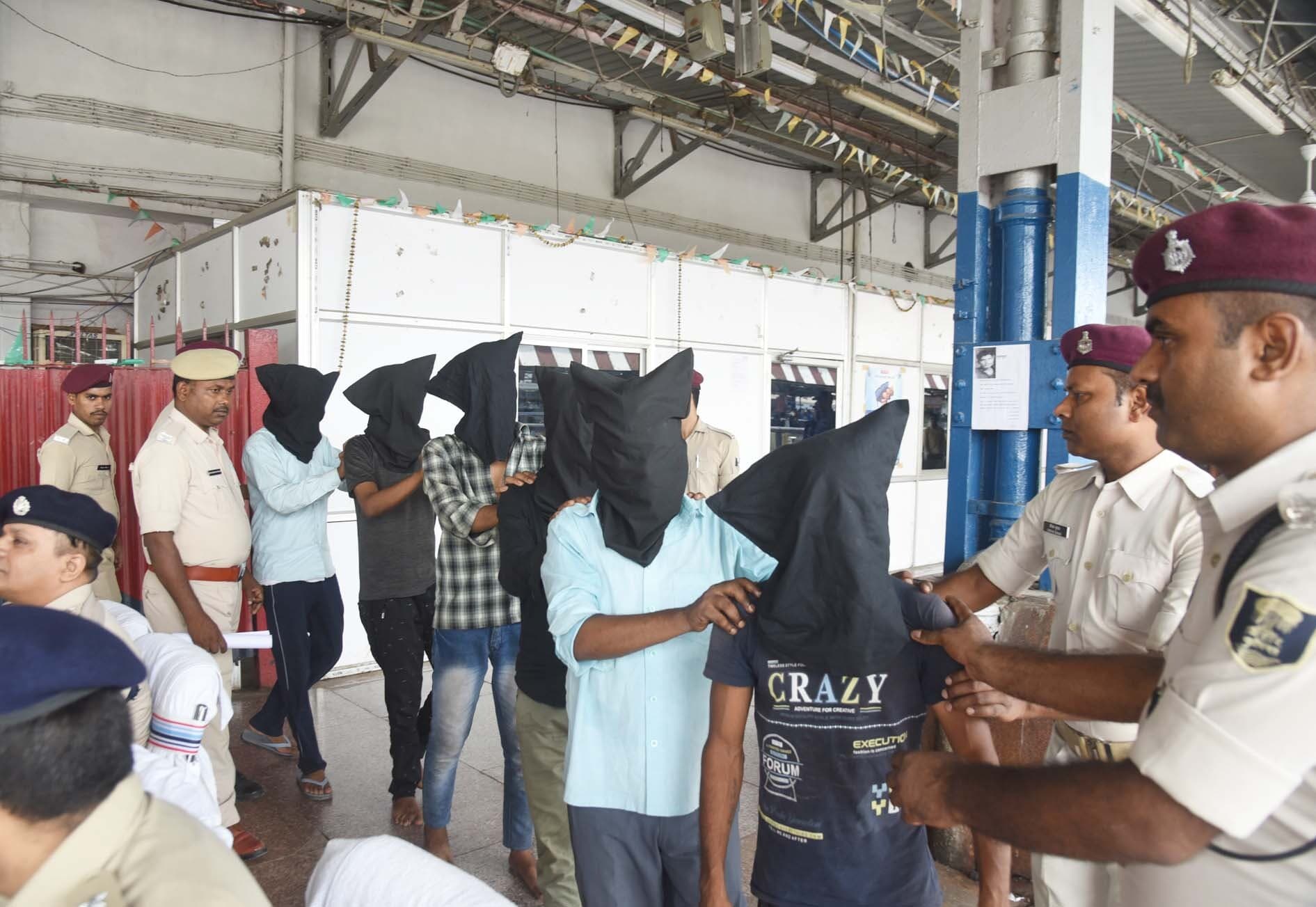 Patna News : रेलयात्रियों के गहने चोरी करने वाले बाप-बेटे समेत पांच गिरफ्तार