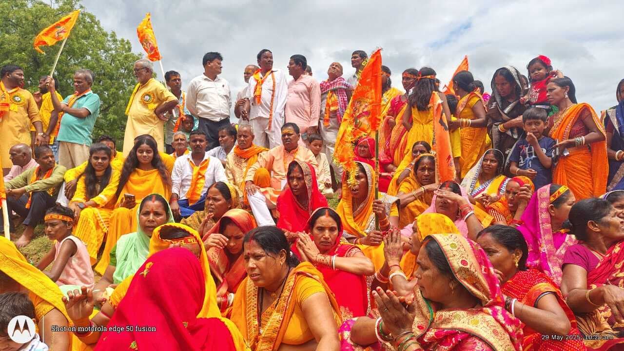 Dhanbad News: फुफवाडीह में रुद्र महायज्ञ को लेकर निकाली गयी कलश यात्रा