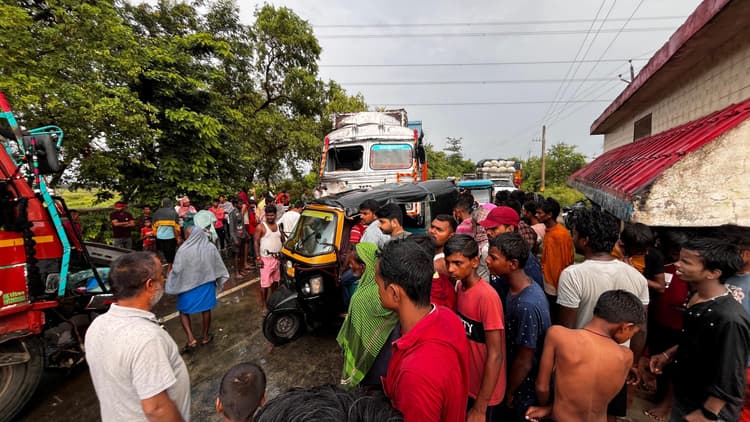 Bhagalpur news ट्रक व मिनी हाइवा की टक्कर में चालक व उप चालक जख्मी, रेफर