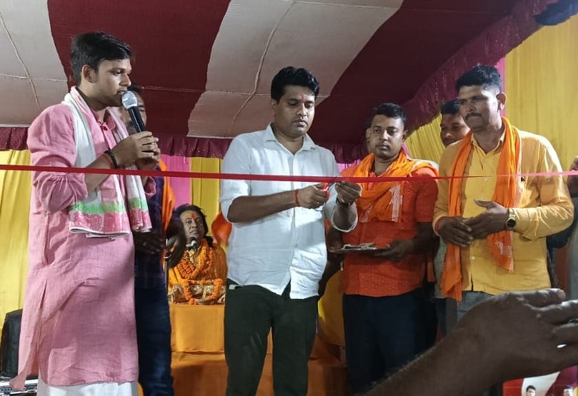 वेद मंत्रों की ध्वनि से बदल रही दियारे की आबोहवा, कथा में दूसरे दिन उमड़ पड़ी श्रद्धालुओं की भीड़