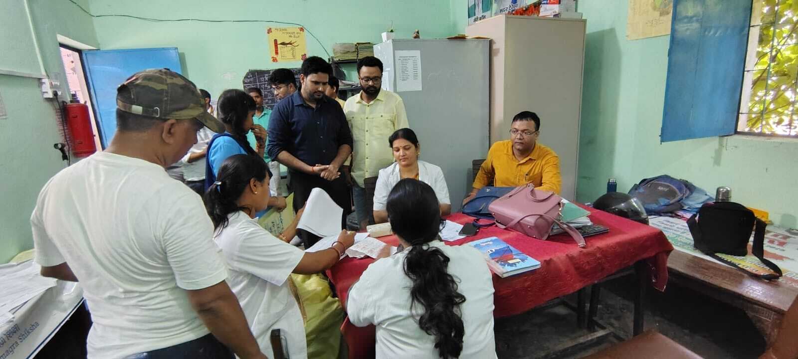 पंचदेवरी में सर्वाइकल व ब्रेस्ट कैंसर से बचाव के लिए छात्राओं को लगा टीका, सीएचसी प्रभारी व स्वास्थ्य प्रबंधक द्वारा छात्राओं को दिये गये कई सुझाव