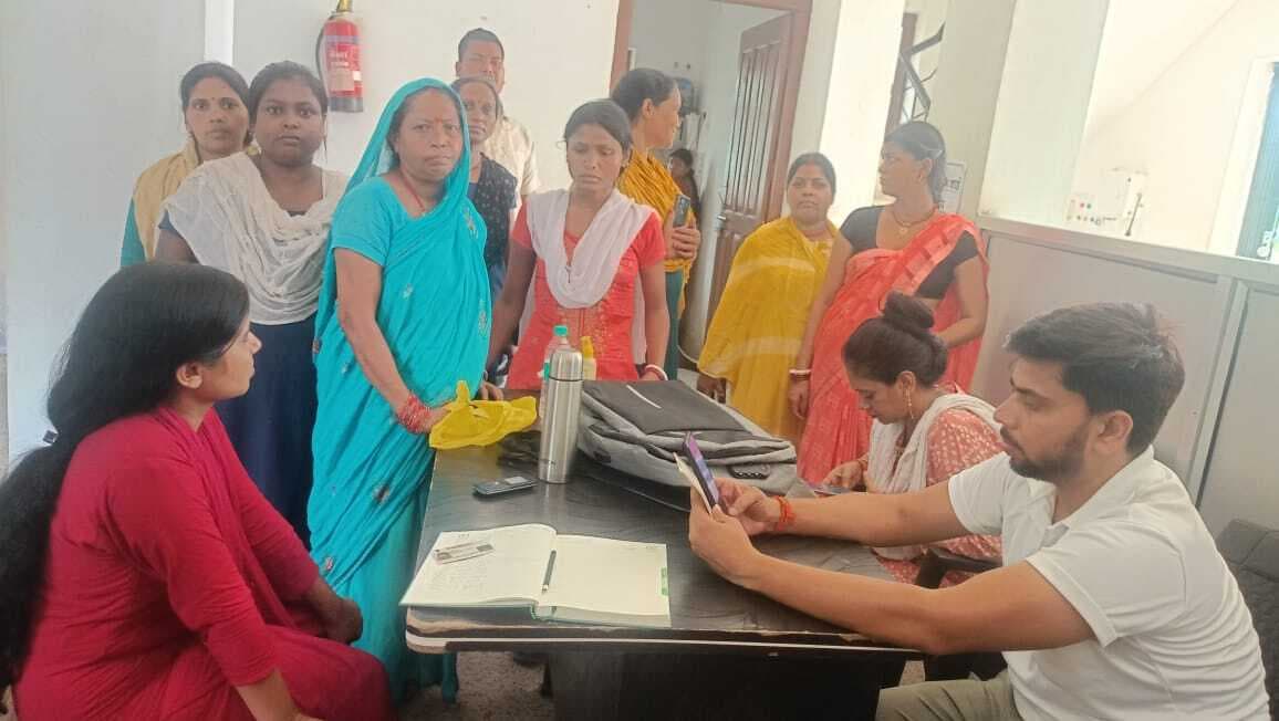 Motihari: वरिष्ठ नागरिकों का कैंप लगा बनाया जा रहा आयुष्मान कार्ड