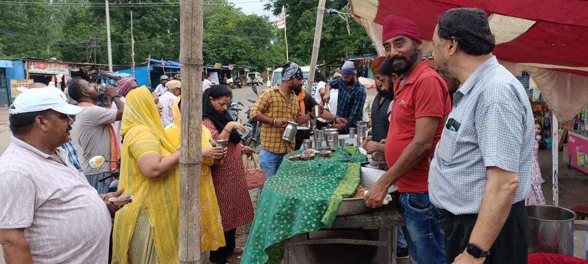 गुरुद्वारा मेें हलवा व शरबत बांटा गया