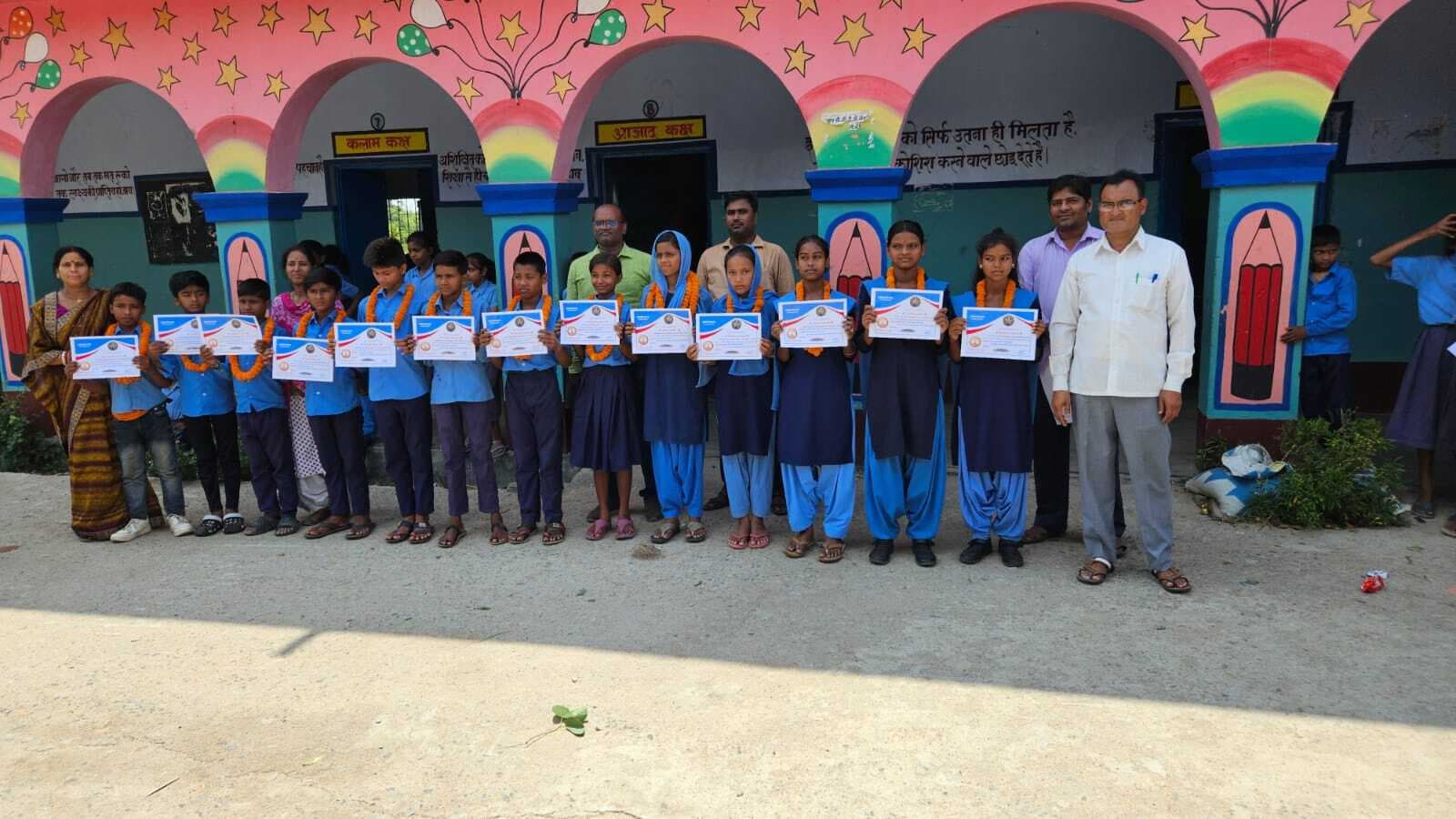 बाल संसद के सदस्यों को दिलायी गयी शपथ